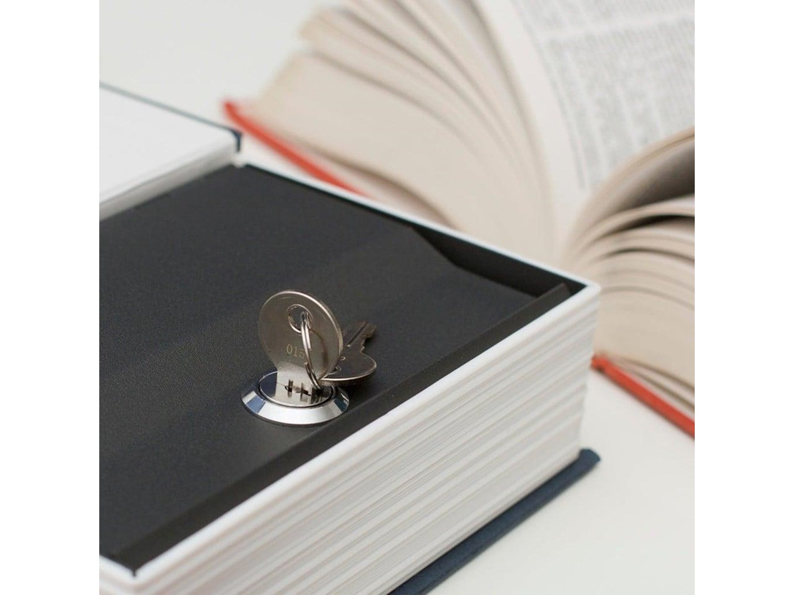 Thumbs Up! - Book Safe - The New English Dictionary | Billig