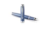 Skrive- og Tegneværktøjer - Parker IM Writing Rituals Fyldepen, Peaceful Blue finish & krombeklædning, Medium spids, Blå blækpatron, Gaveæske - 2203903