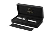 Skrive- og Tegneværktøjer - Parker Sonnet Ciselé Special Edition Fyldepen, Palladium finish hætte, skaft og beklædning, Medium 18k massiv guldspids, Sort blæk og konverter - 2209261