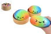 Små gaver til børn - Trend Toys Kawaii Rainbow Foam Dumplings 8,5cm i steamerkurv - 201080