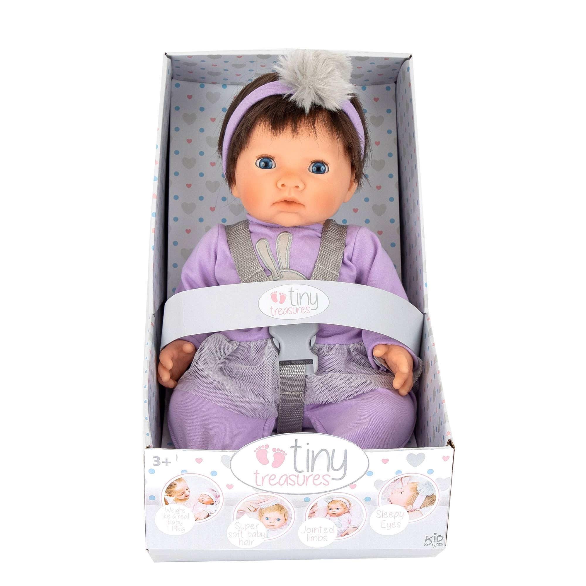 Tiny Treasures Dukke med mørkt hår og lilla outfit Dukker Og Dukketilbehoer 30140