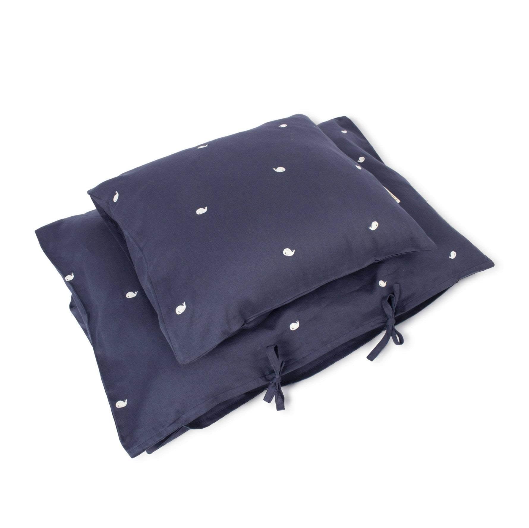 Filibabba Baby sengetøj GOTS (70x100 cm) - Broderet Hvalen Christian - Midnight Legetøj FI-03293