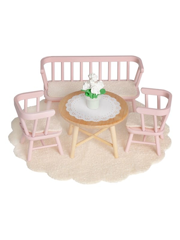 Micki Lundby spisestue med pink bænk, 2 stole, bord, tæppe, blomst, dug, puder