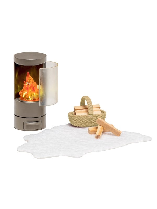 Micki Lundby pejs med lysende flammer, kurv, brænde og tæppe. Pejsen kan åbnes.