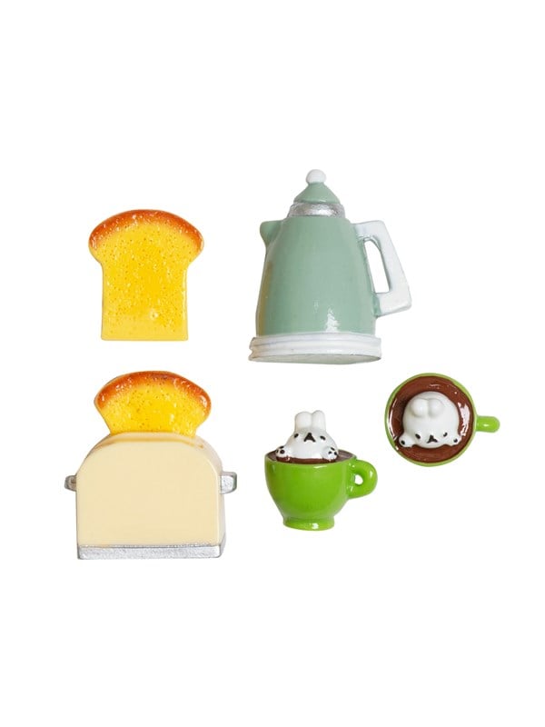 Micki Lundby tekande og brødrister med toast og tekopper