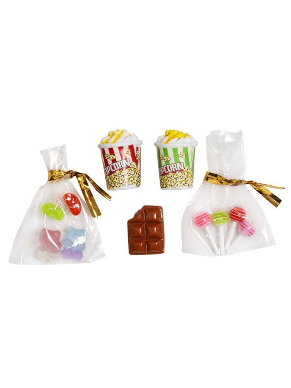 Micki Lundby snackposer med vingummi, chokolade og en slikkepind; popcorn med smør