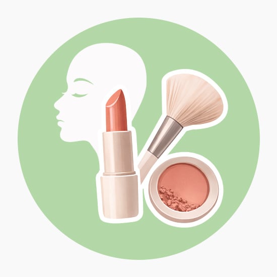 Makeup produkter med læbestift, pudder og børste