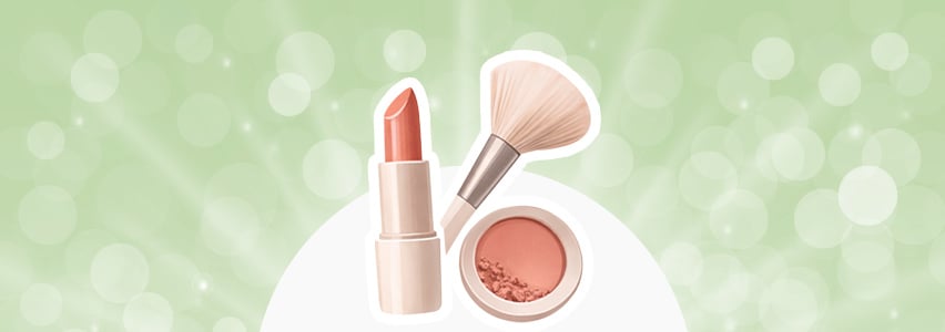 Makeup med lyserød læbestift, pudderfarvet makeupbørste og rosa pudder