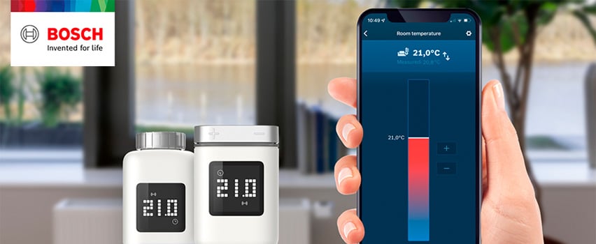 Bosch Smart Home radiatortermostater II med display på 21°C styres via Bosch Smart Home app på smartphone