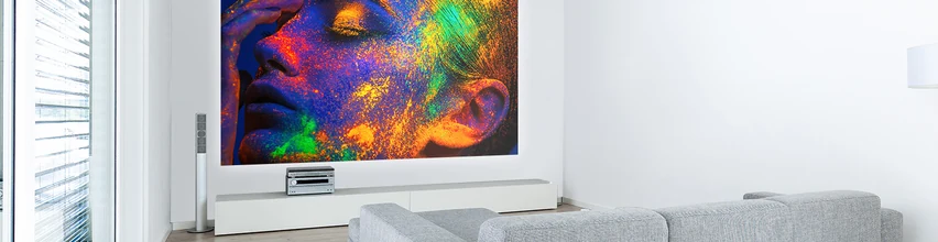 Stor projiceret skærm op til 300 tommer med Epson hjemmeprojektor i lys stue
