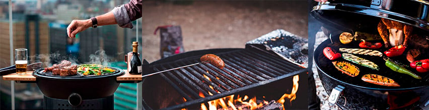 Tre billeder af krydring af grillmad, en pølse der steges over kul og grønsager grillet i en rund grill.Tre grillbilleder af krydering af grillmad, en pølse der steges over kul og grønsager grillet i en rund grill.
