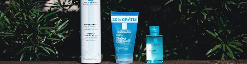 Produkter fra La Roche-Posay i blå og hvide flasker står på række.