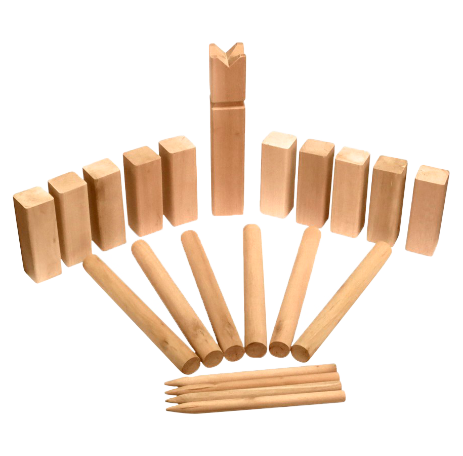 Et klassisk kongespil (Kubb) i lyst træ med alle brikker og kastepinde stillet op.