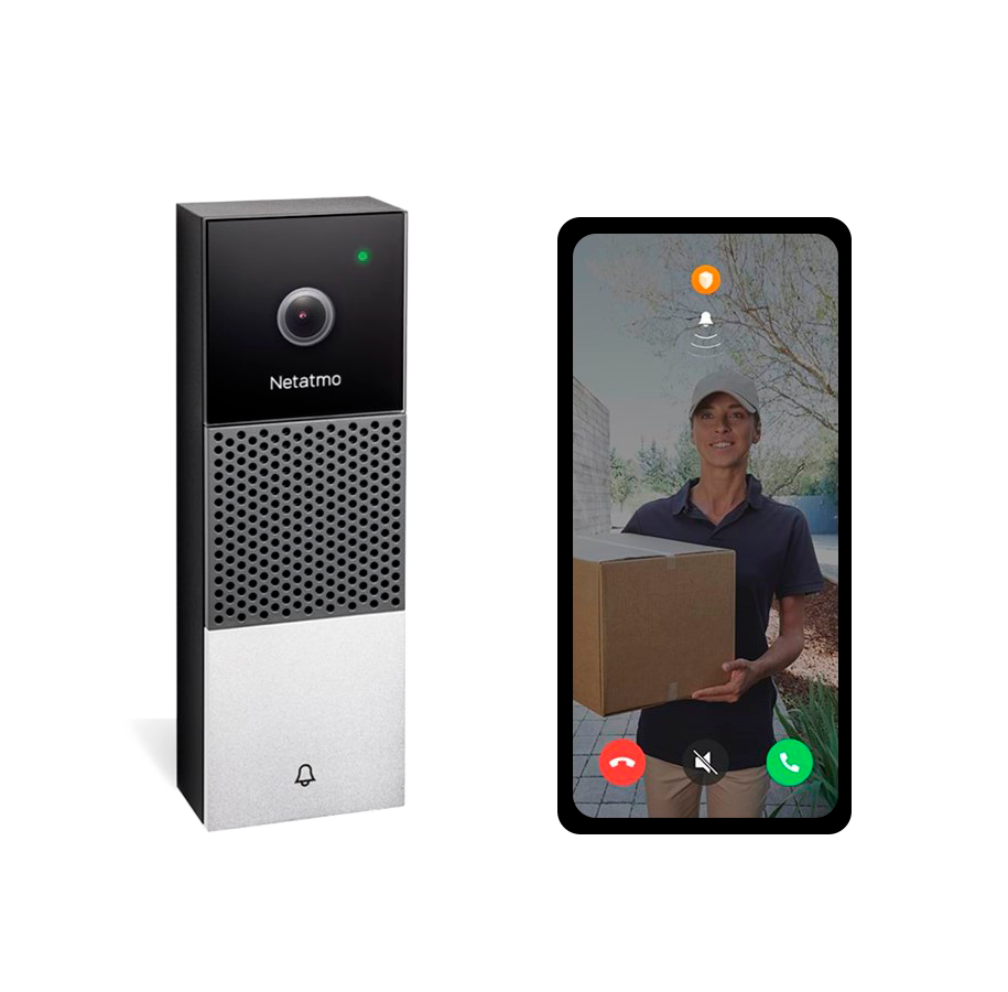 En smart-dørklokke med kamera og en smartphone, der viser et billede af et pakkebud.