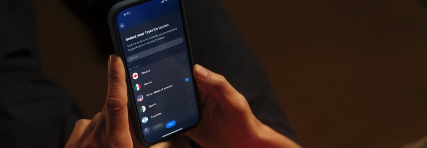 Gruppe venner jubler og fejrer fodboldmål i stuen med dynamisk Philips Hue Sports Live-belysning i røde farver