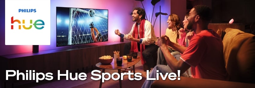 Philips Hue Sports Live – venner ser fodboldkamp på TV med farverig Philips Hue smart-belysning i stuen