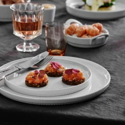 Pillivuyt Toulouse tallerkener med små tapasbidder, rosévin og serveringsskål med rejer