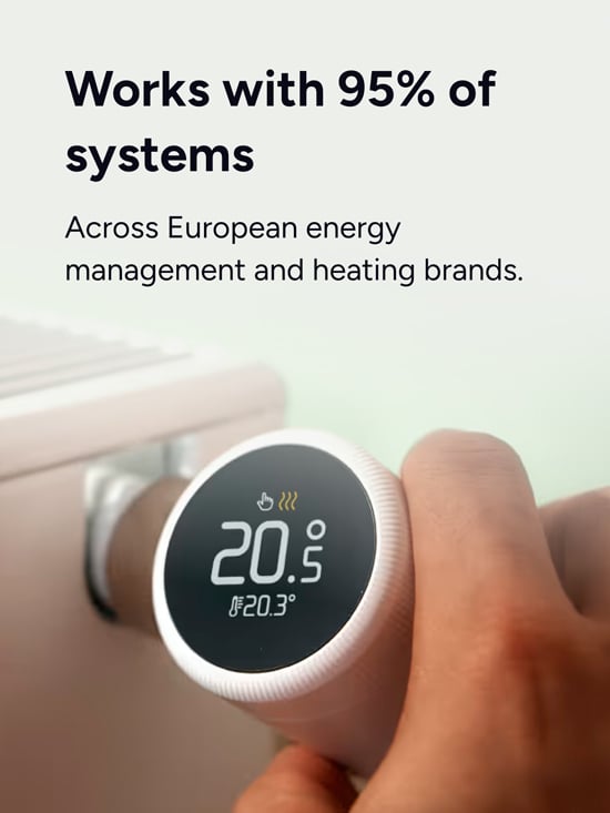 Hånd justerer tado° smart radiatortermostat, der er kompatibel med 95 % af europæiske varmesystemer