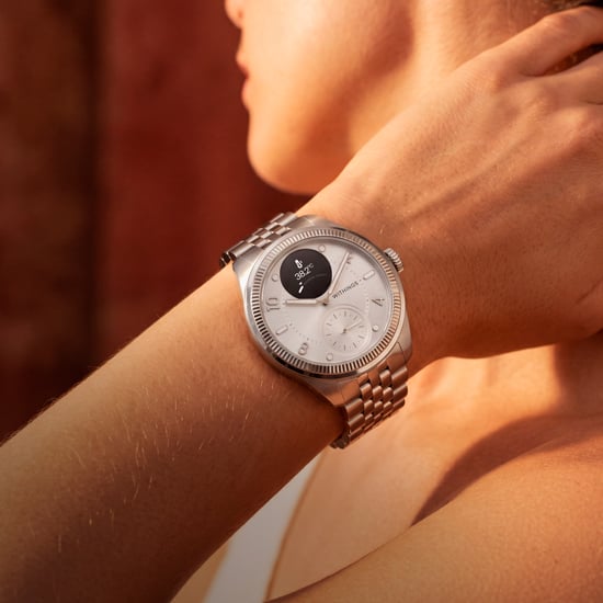 Withings hybrid smartwatch i sølv med stålrem på håndled – elegant sundhedsur med aktivitets- og søvnsporing