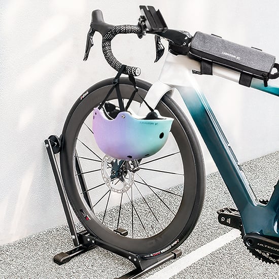 Racercykel med Wozinsky cykeltaske og holografisk hjelm på cykelstativ – tilbehør til cykel og scooter