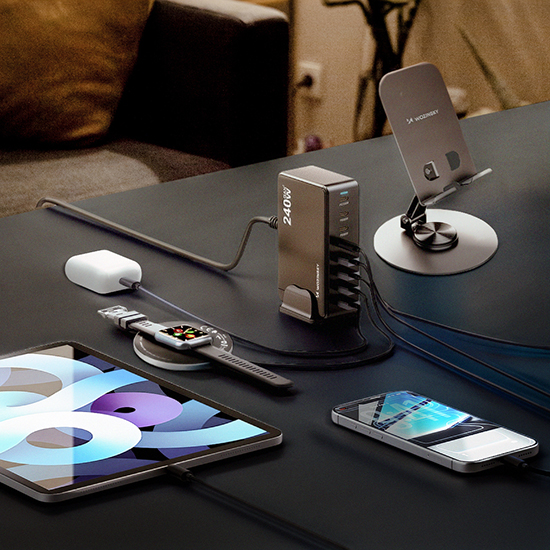 Wozinsky mobiltilbehør med 240W oplader-hub, telefon-holder, tablet og smartwatch på moderne skrivebord