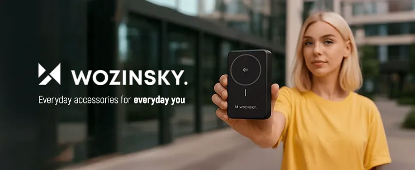 Kvinde i gul t-shirt viser Wozinsky trådløs powerbank med sloganet Everyday accessories for everyday you