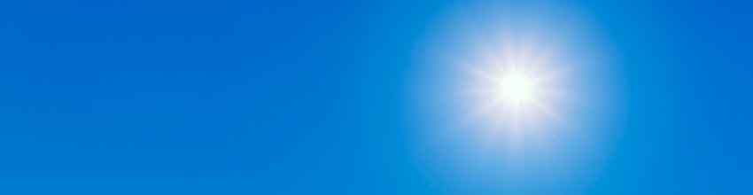 Blå skyfri himmel med kraftig solstråling