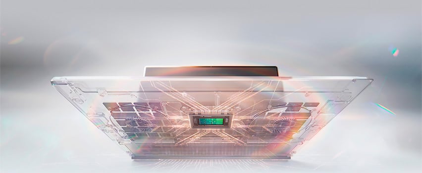 Gennemsigtig bærbar computer med NVIDIA RTX Spark-chip, der viser kredsløb og køleblæsere indeni
